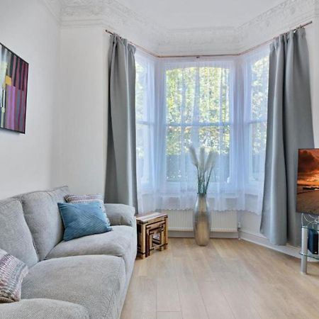 Onsitestays - Tranquil 2 Bedroom Apartment With Large Kitchen, Private Garden Near Wimbledon Station London Bagian luar foto