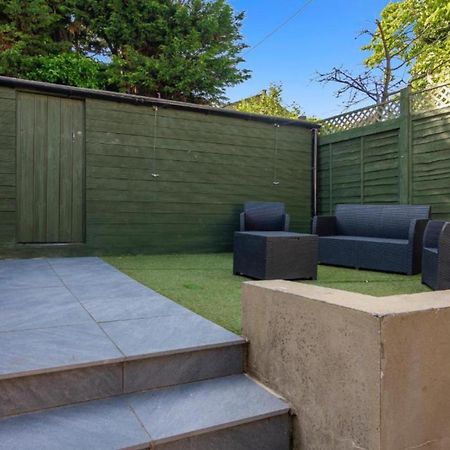 Onsitestays - Tranquil 2 Bedroom Apartment With Large Kitchen, Private Garden Near Wimbledon Station London Bagian luar foto