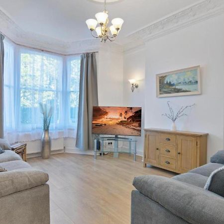 Onsitestays - Tranquil 2 Bedroom Apartment With Large Kitchen, Private Garden Near Wimbledon Station London Bagian luar foto