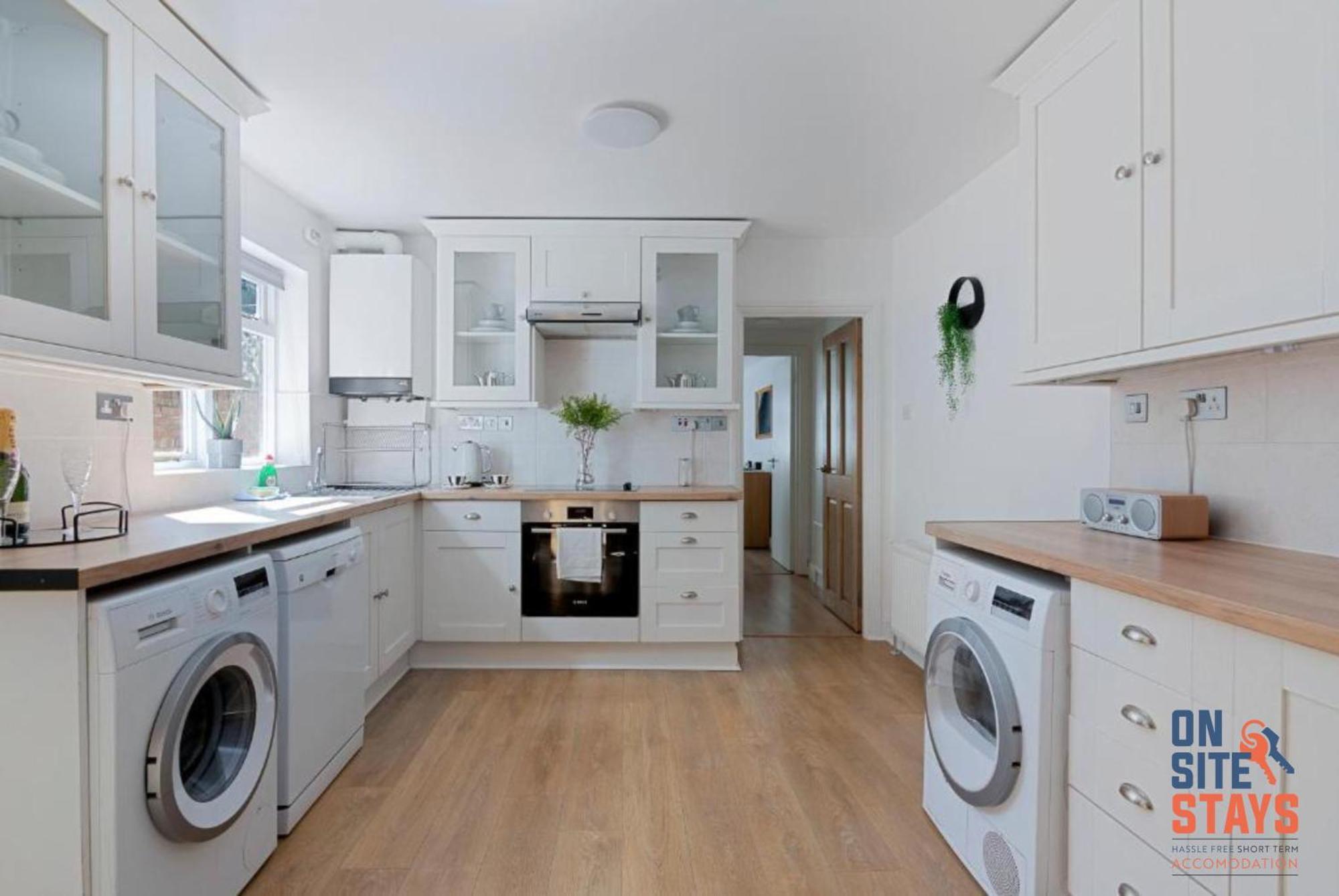 Onsitestays - Tranquil 2 Bedroom Apartment With Large Kitchen, Private Garden Near Wimbledon Station London Bagian luar foto