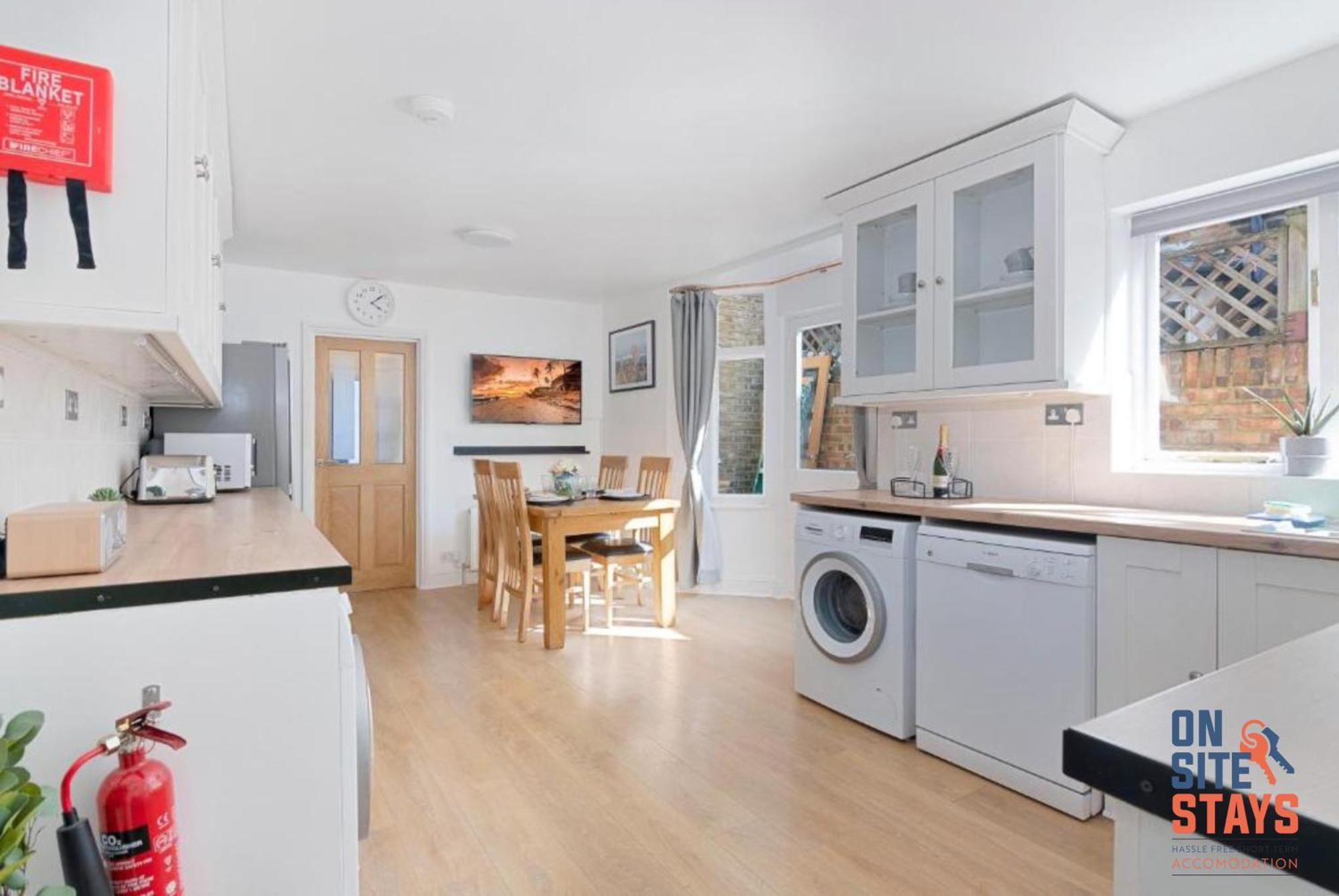 Onsitestays - Tranquil 2 Bedroom Apartment With Large Kitchen, Private Garden Near Wimbledon Station London Bagian luar foto