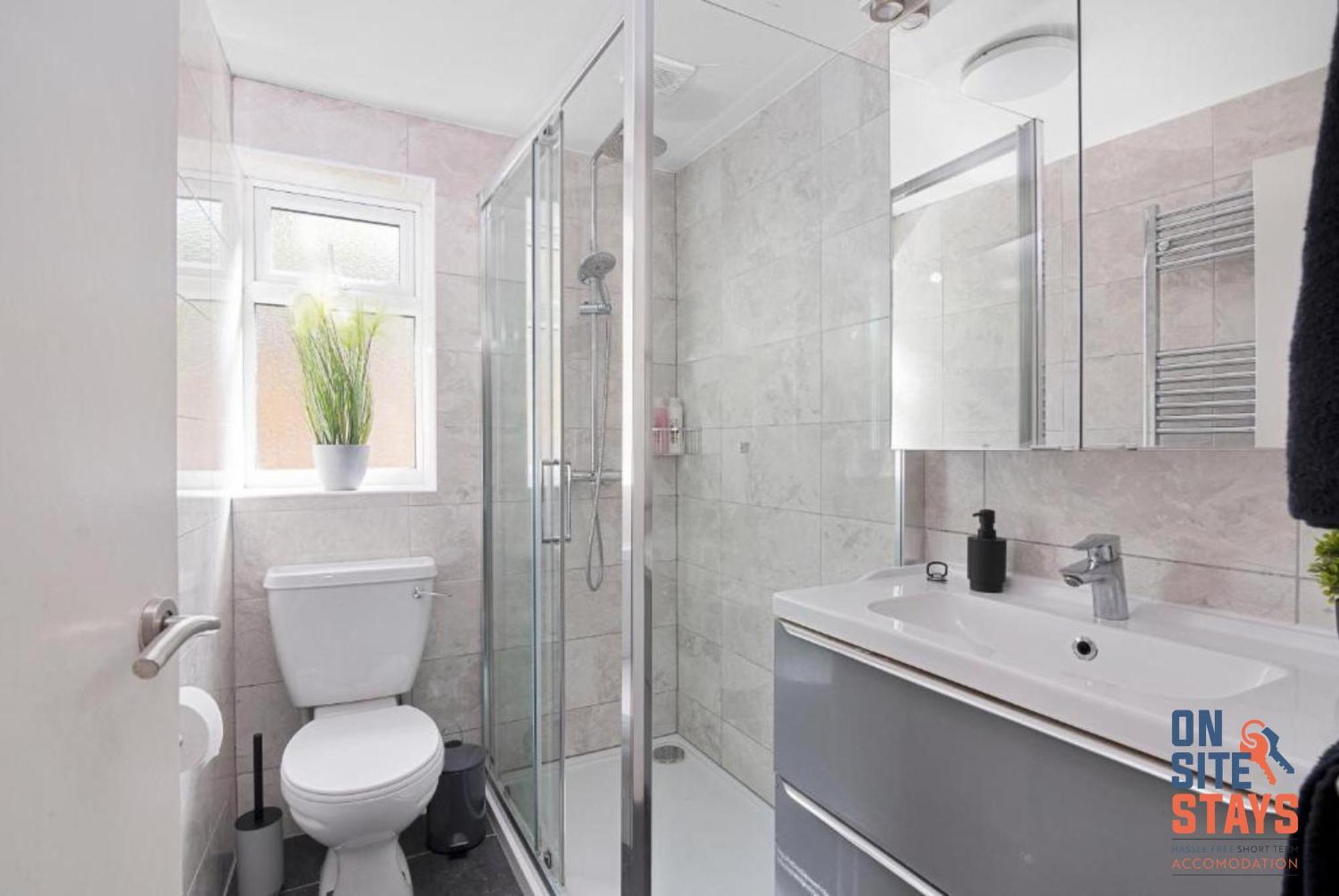 Onsitestays - Tranquil 2 Bedroom Apartment With Large Kitchen, Private Garden Near Wimbledon Station London Bagian luar foto