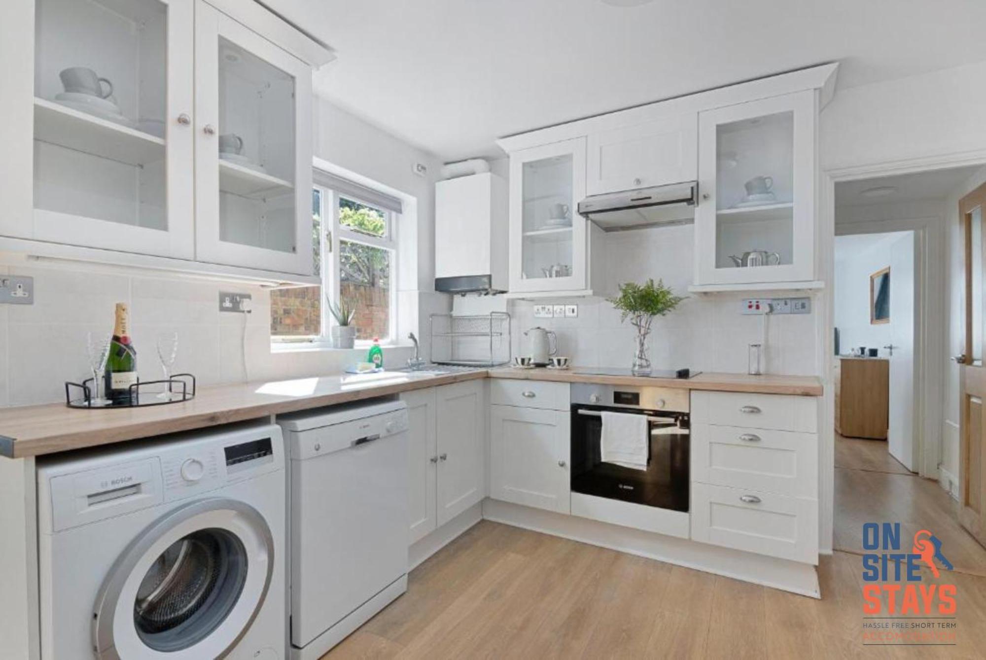 Onsitestays - Tranquil 2 Bedroom Apartment With Large Kitchen, Private Garden Near Wimbledon Station London Bagian luar foto