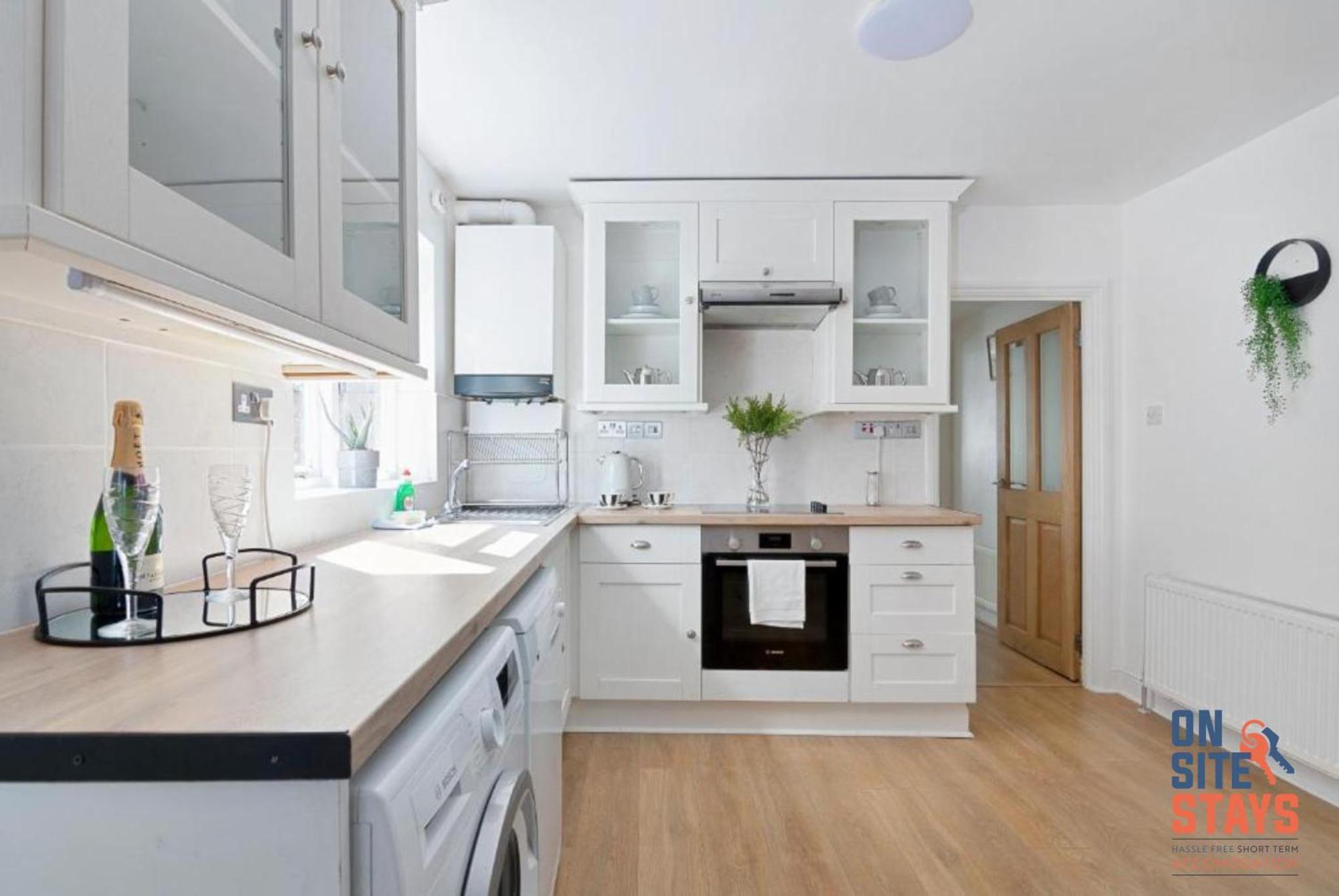 Onsitestays - Tranquil 2 Bedroom Apartment With Large Kitchen, Private Garden Near Wimbledon Station London Bagian luar foto