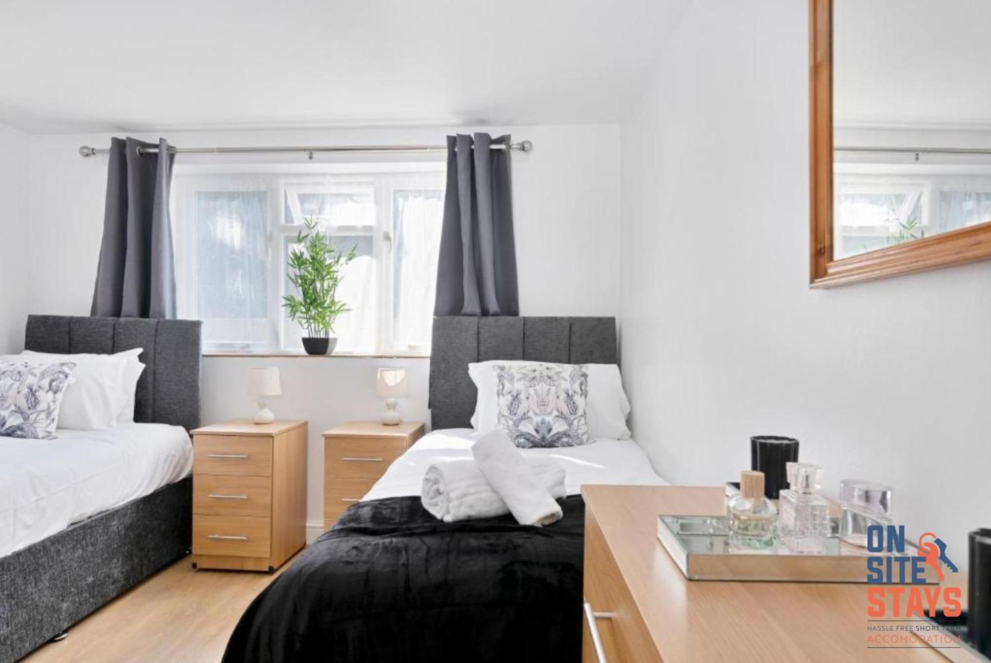 Onsitestays - Tranquil 2 Bedroom Apartment With Large Kitchen, Private Garden Near Wimbledon Station London Bagian luar foto