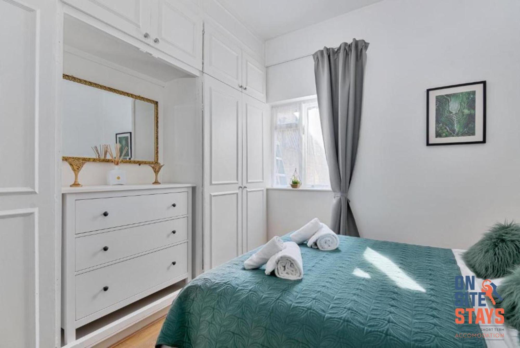 Onsitestays - Tranquil 2 Bedroom Apartment With Large Kitchen, Private Garden Near Wimbledon Station London Bagian luar foto