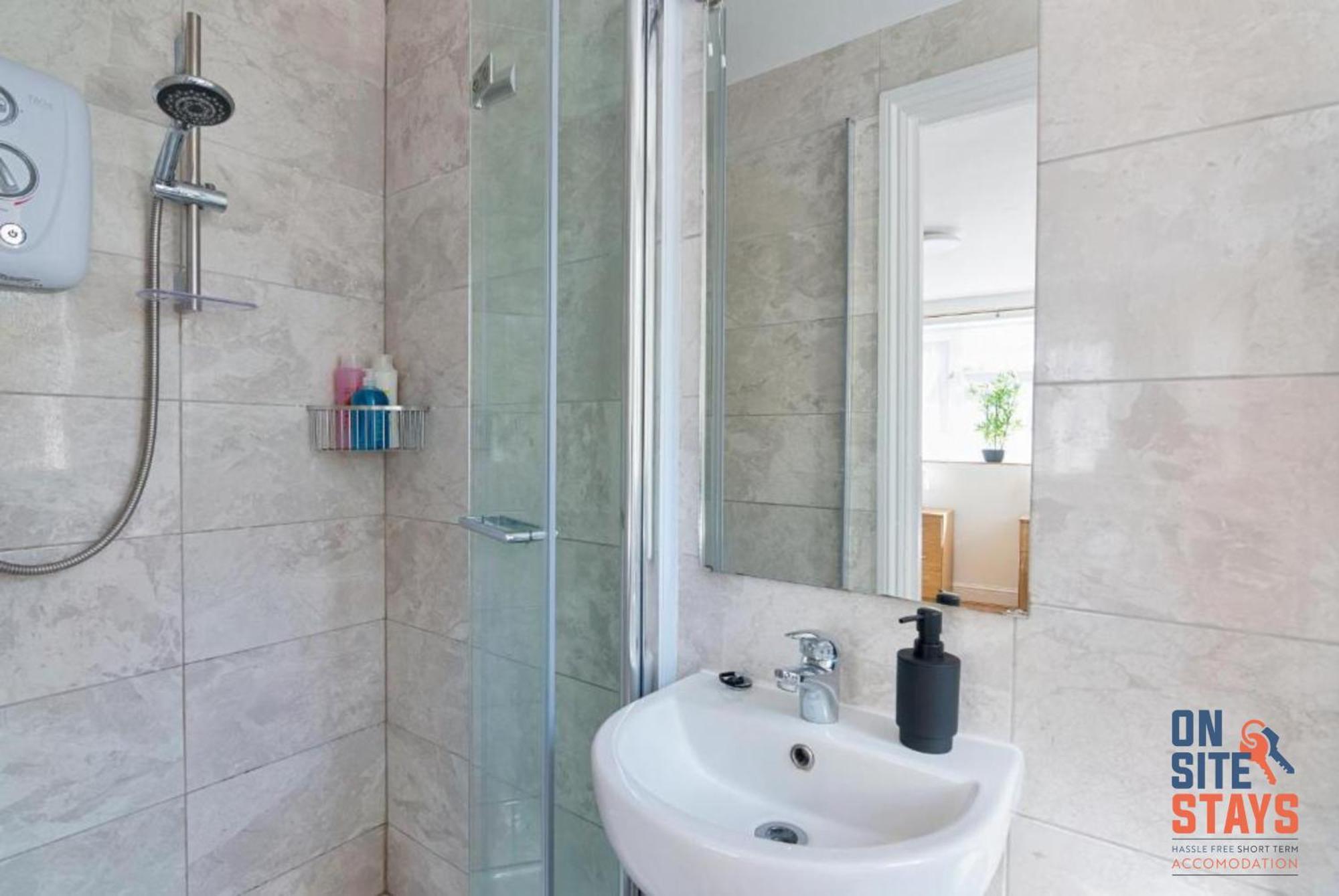 Onsitestays - Tranquil 2 Bedroom Apartment With Large Kitchen, Private Garden Near Wimbledon Station London Bagian luar foto